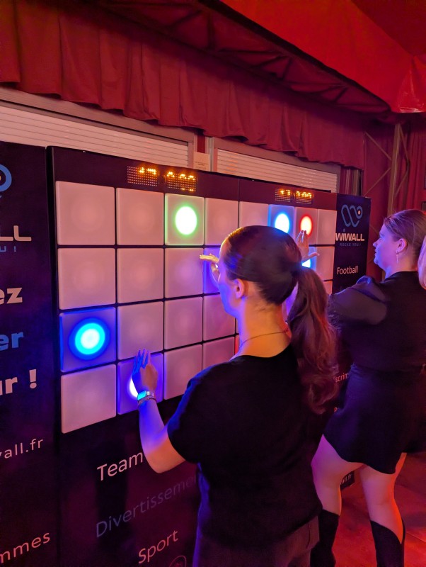 Organiser un team building interactif à Lyon avec un mur digital